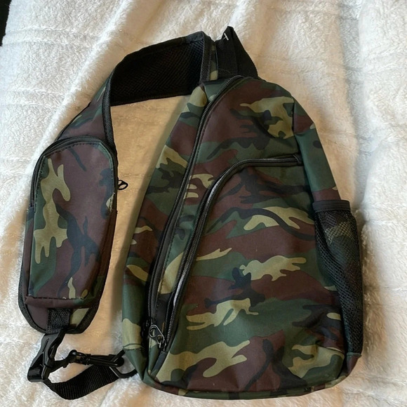 Handbags - NWOT Camo mini sling crossbody bag with drink and phone carrier